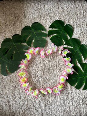 Lei with Tropical Leaves Party Decor